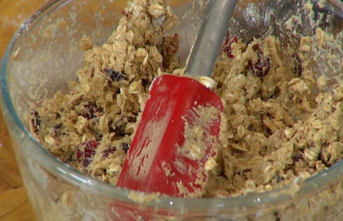 Овсяное печенье с пеканом и клюквой  