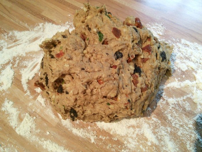 Сырные сконы с оливками и вялеными томатами 