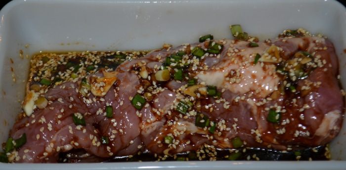 Маринованное свиное филе с кунжутом