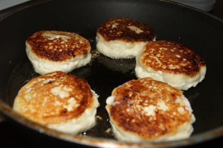 Сырники с курагой и сметанным кремом