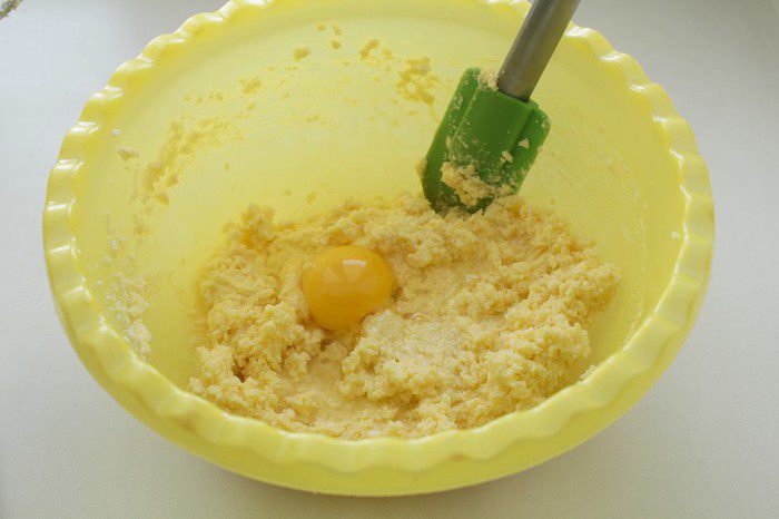 Кекс с яблоками и грецкими орехами