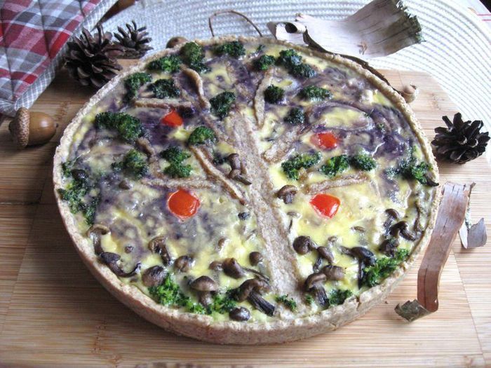 Киш с курицей, опятами и брокколи