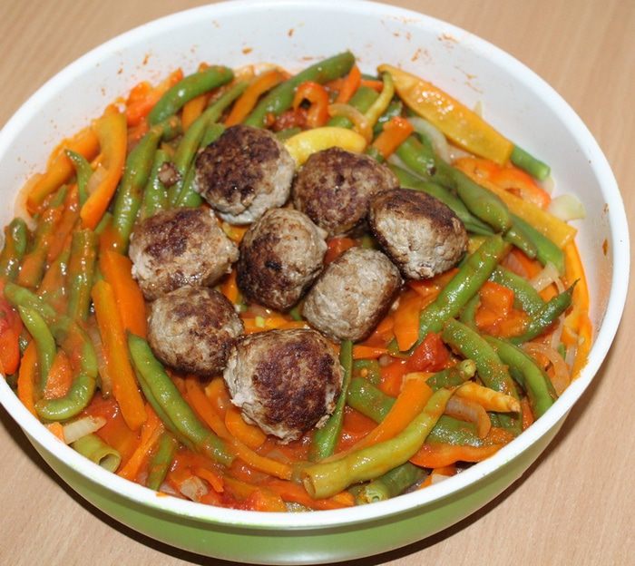Соте со стручковой фасолью и фрикадельками
