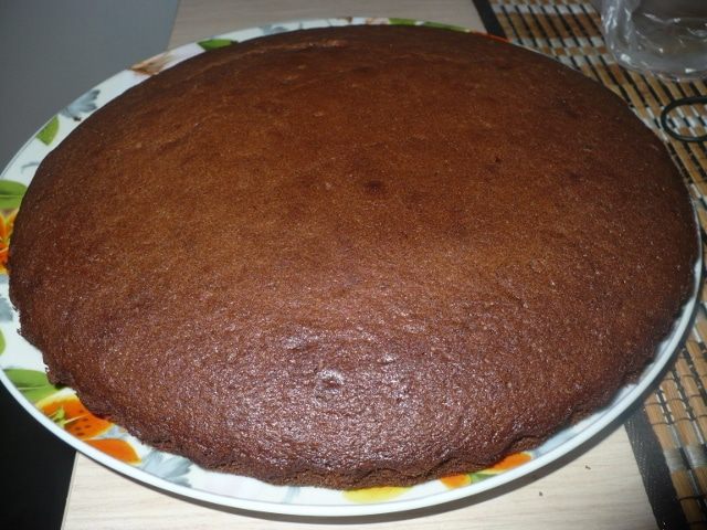 Шоколадный торт со взбитыми сливками