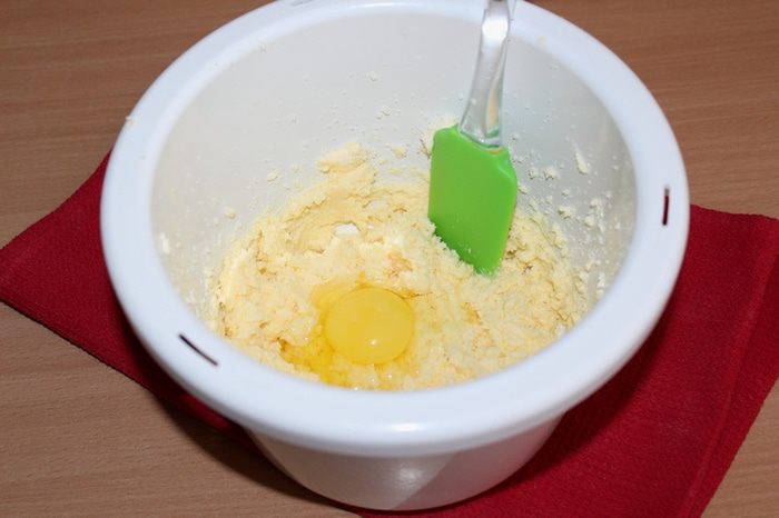 Итальянский яблочный пирог с изюмом