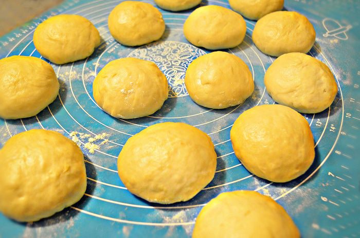 Ватрушки с творогом и помидорами черри