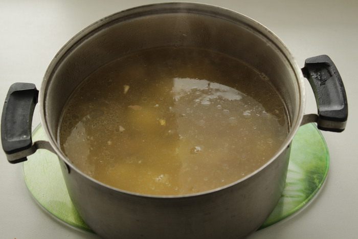 Густой суп с чечевицей, грибами и клецками