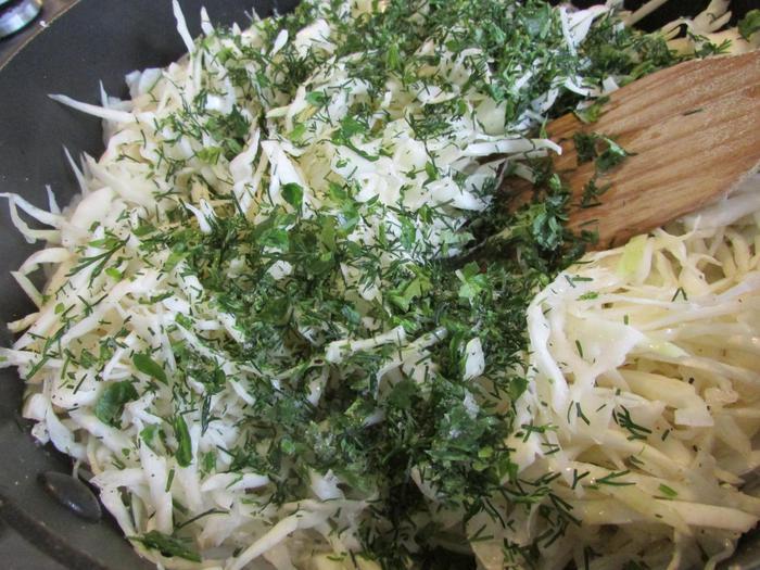 Киш из цельнозерновой муки с капустой и яйцом