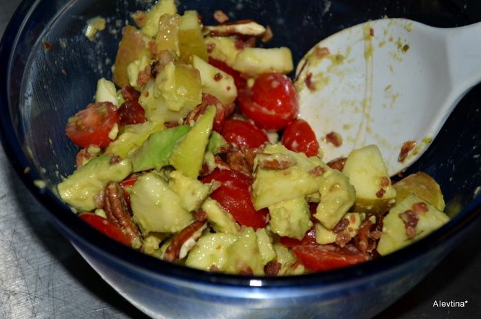 Салат с яблоками и авокадо