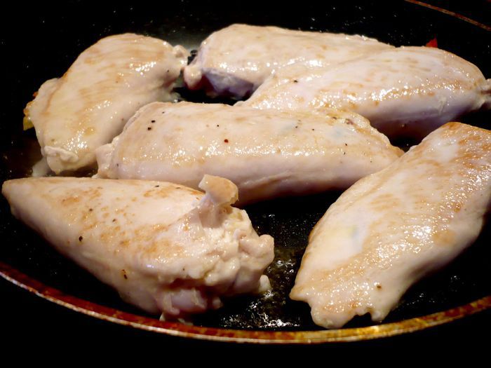 Куриное филе с чоризо, базиликом и паприкой на сливочной репе 