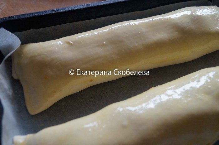 Рулет из слоеного теста с фаршем и болгарским перцем