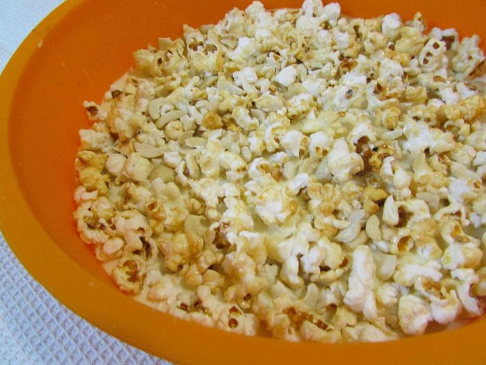 Шоколад с кешью и попкорном