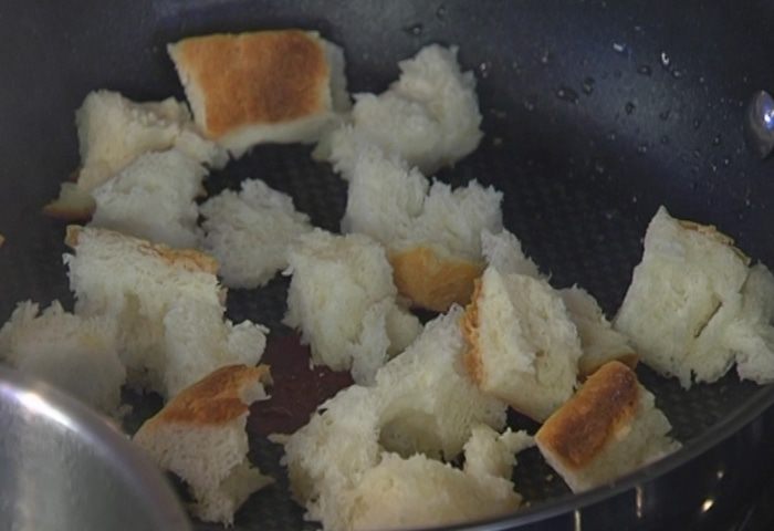 Салат с картофелем, беконом, фасолью и яйцами пашот 
