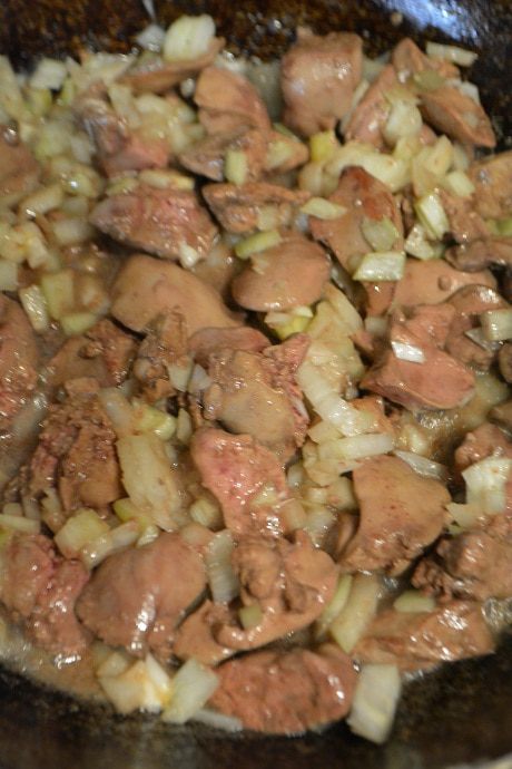 Жаркое с картофелем и куриной печенью
