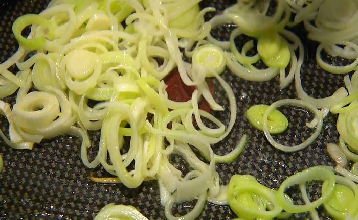 Спагетти с зеленым горошком и спаржей
