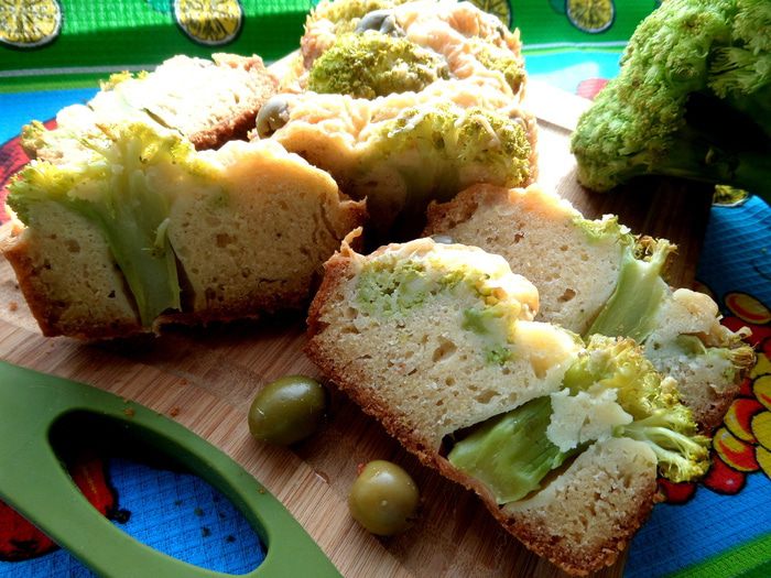 Кекс с брокколи, оливками и пармезаном