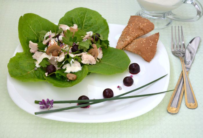 Салат с курицей и вишней под йогуртным соусом