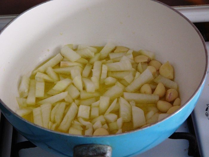 Баклажан, тушеный на оливковом масле с помидорами (Zeytınyaglı patlıcan)