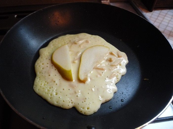 Блинчики с яблочно-грушевым припеком и медом