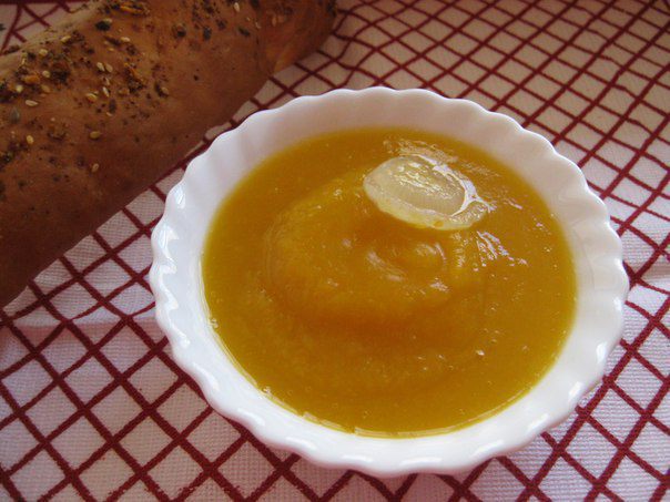Кремовый суп из тыквы на курином бульоне