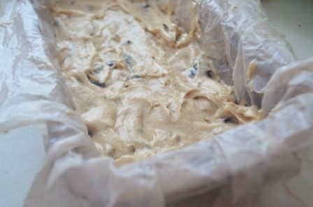 Имбирный кекс с черносливом под карамельным соусом 