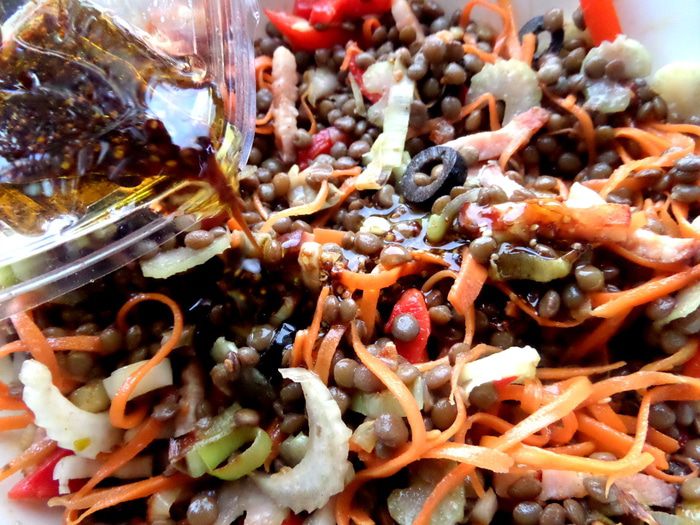 Чечевичный салат с овощами и маслинами