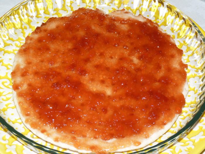Сладкая пицца с черникой