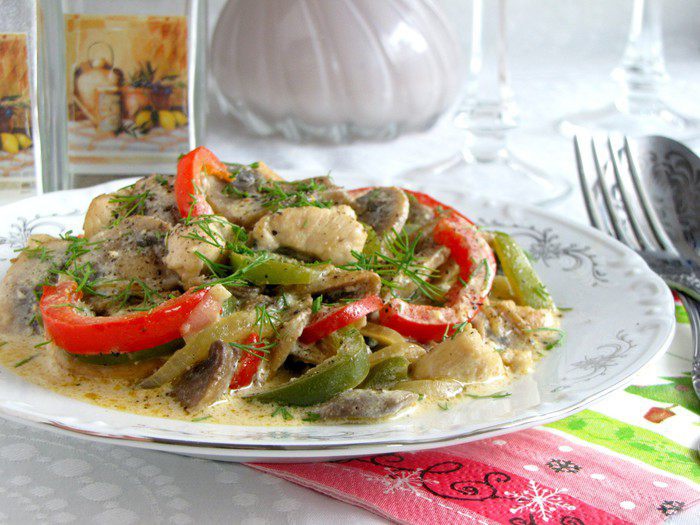 Шампиньоны с куриным филе и сладким перцем по-муромски