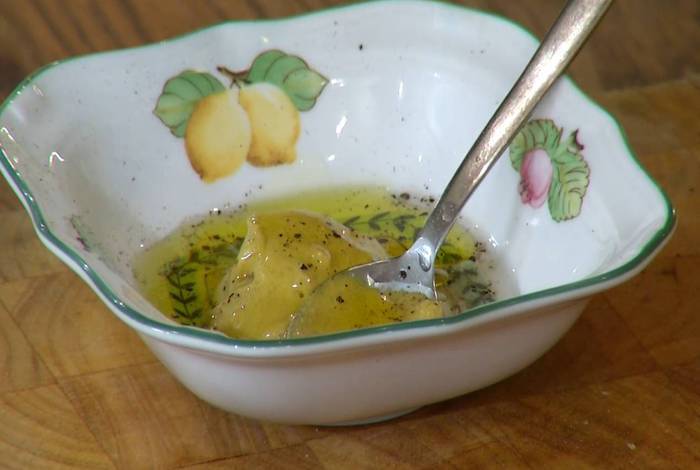 Лионский салат с карамелизированным луком и орехами