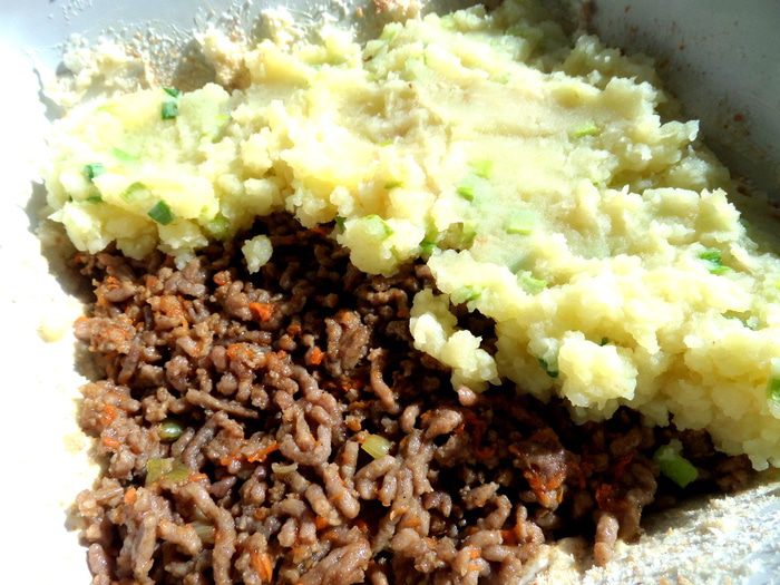 Картофельная запеканка с сельдереем и фаршем