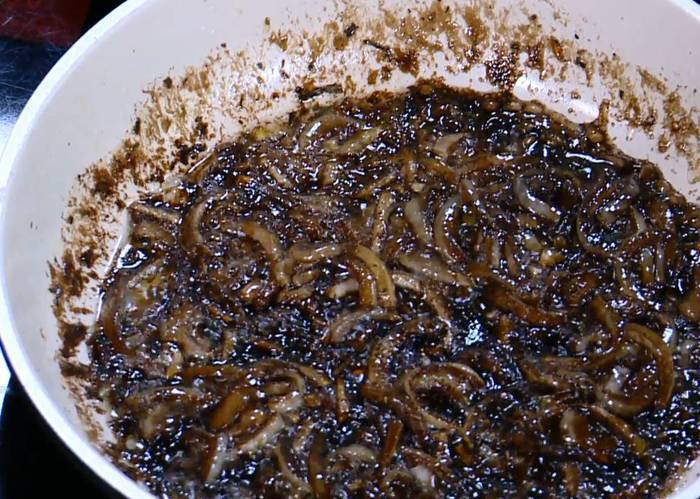 Открытый пирог с запеченным перцем и карамелизированным луком 