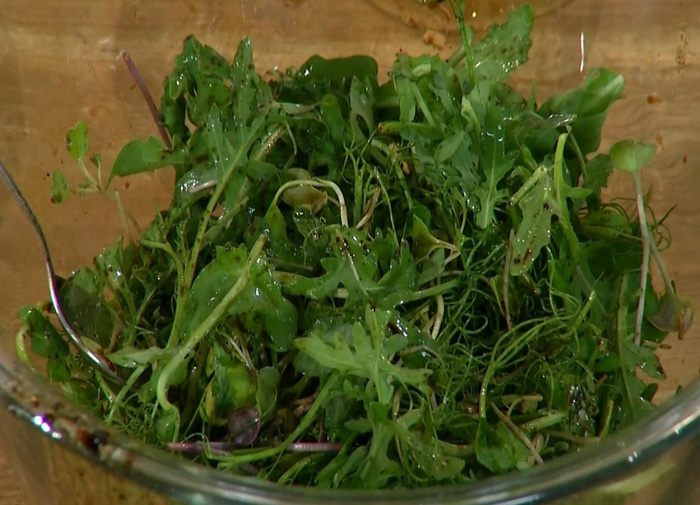 Теплый салат с куриной печенью, тыквой и копченой грудинкой 