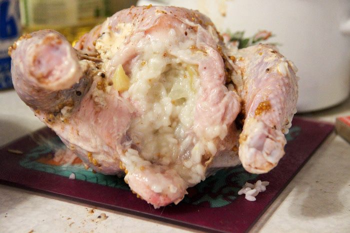 Цыпленок, фаршированный рисом и яблоками