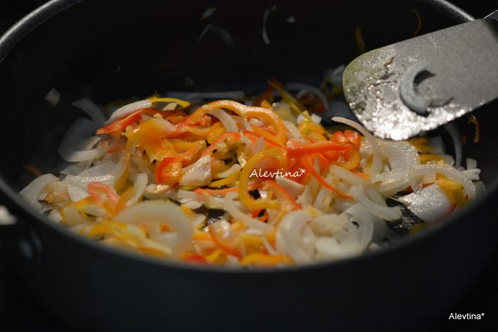 Куриные бедрышки с яблоками и перловкой
