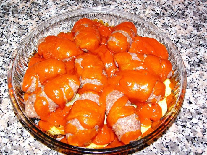 Котлеты с начинкой из шпината под томатным соусом