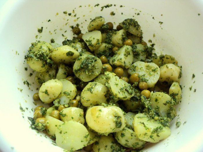 Картофельный салат с соусом песто