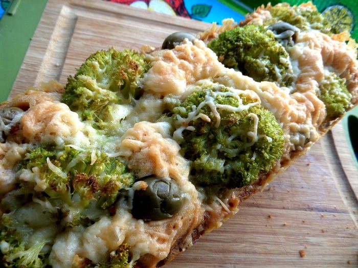 Кекс с брокколи, оливками и пармезаном