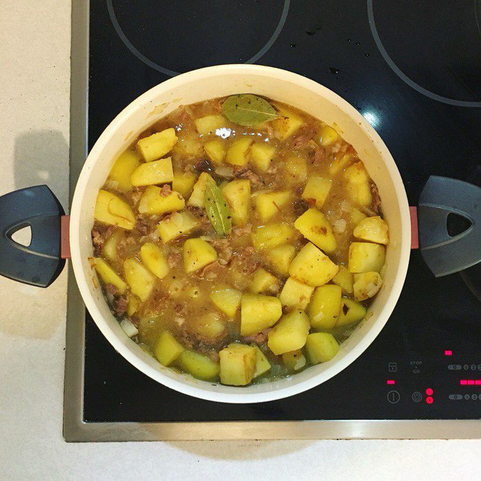 Картошка с тушенкой