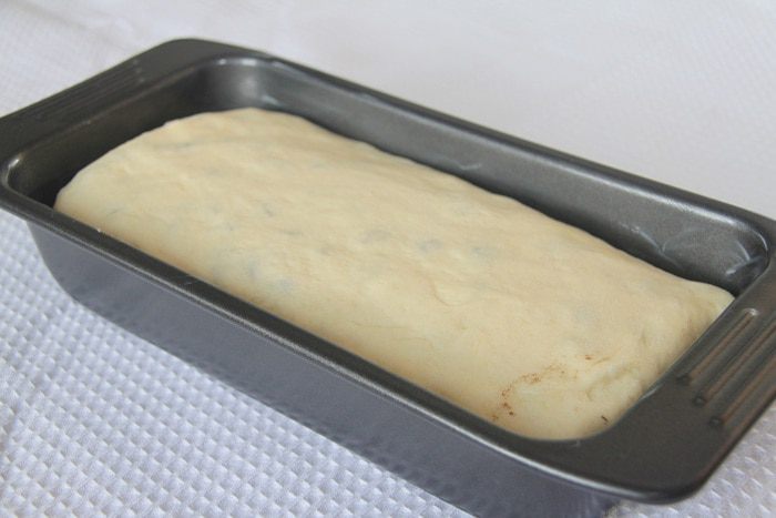 Хлебный завиток с корицей и изюмом