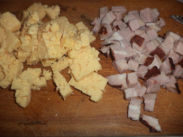 Салат с сыром, копченой ветчиной и домашним майонезом