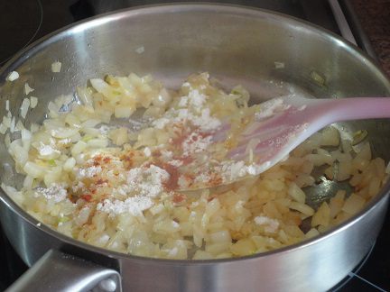 Курица под соусом из шампиньонов