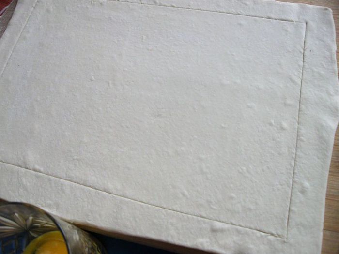 Пирог из слоеного теста с овощами