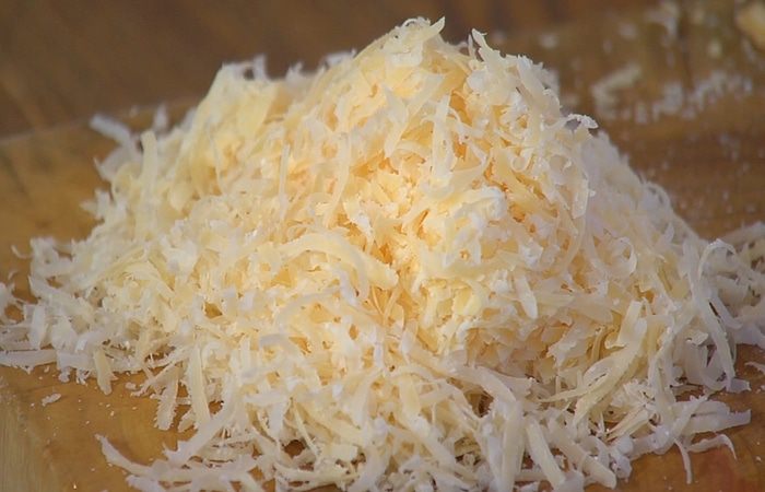 Теплый салат из пенне с ветчиной и руколой