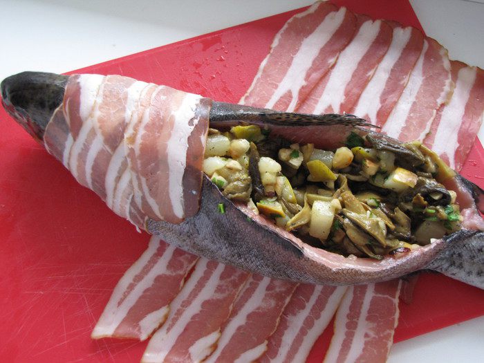 Форель, фаршированная грушами и орехами