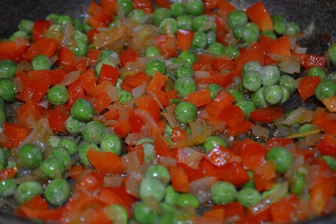 Черный рис с овощами и креветками