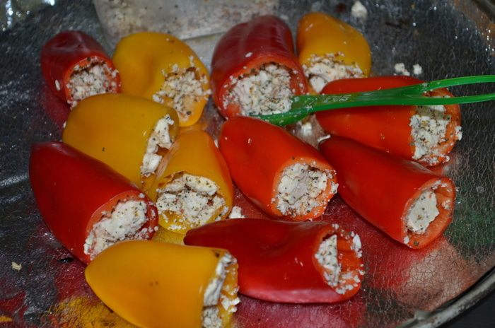 Мини-перцы с соусом песто