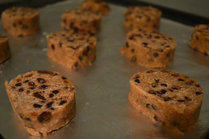 Овсяное печенье с изюмом и кусочками шоколада