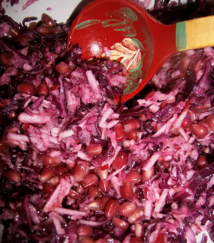 Салат из маринованной красной капусты с яблоком и гранатом