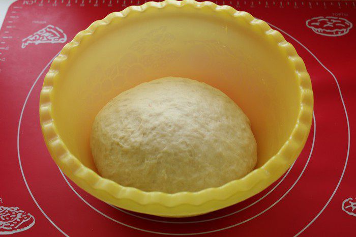 Праздничные булочки с марципаном и цукатами