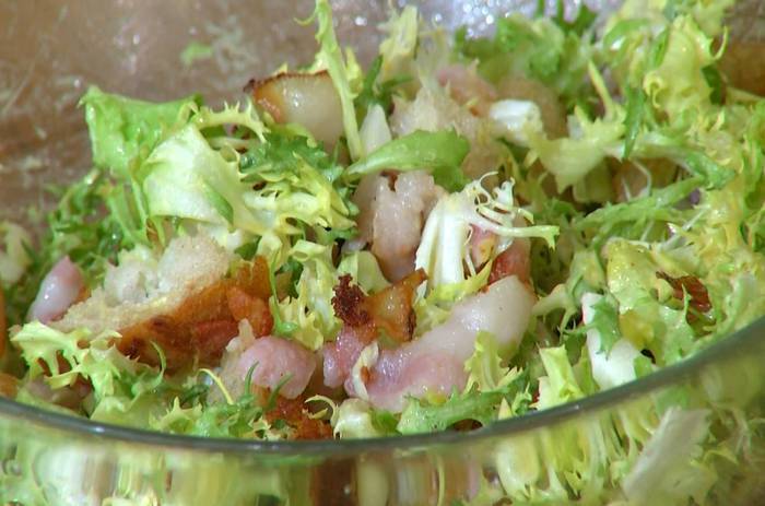 Лионский салат с карамелизированным луком и орехами